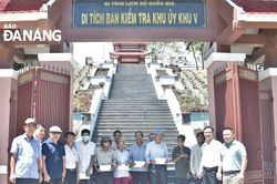 Trao 10 suất quà cho hộ nghèo huyện Bắc Trà My