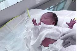 Bé gái sơ sinh bị bỏ rơi bên bờ sông Tắc
