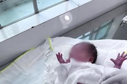 Trẻ sơ sinh còn nguyên dây rốn bị bỏ rơi gần bờ sông Tắc