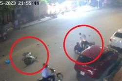 Clip: Lái xe máy đánh võng vượt ô tô gặp nạn nằm gục, người dân vội vàng cứu giúp
