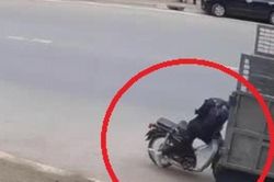 Clip: Mải mê dùng điện thoại, lái xe máy lao vào ô tô tải và cái kết bất ngờ