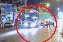 Clip: Xe tải chạy vun vút, tông vỡ nát đuôi ô tô bán tải, 'càn quét' vỉa hè