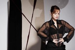 Phạm Quỳnh Anh mặc áo xuyên thấu, 'mẹ 3 con' mà body đẹp nức nở