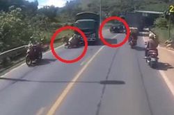 Clip: Xe tải tông ô tô con lấn làn rồi húc văng tài xế xe máy
