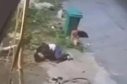 Clip: Xe máy ôm cua như đua xe, tông gãy 2 cột mốc bê tông, 2 người gặp nạn