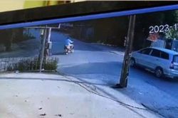 Clip: Ô tô húc ngã tài xế xe máy, cư dân mạng tranh luận đúng sai