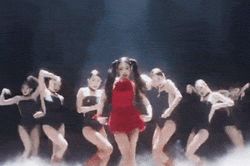 Jennie (BLACKPINK) nhảy múa dưới ánh trăng sau khi bị chỉ trích mặc quá ngắn