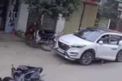 Clip: Mở cửa không đúng lúc, lái xe ô tô gây tai họa cho nữ tài xế chạy xe SH