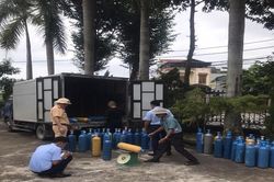 Xe tải vận chuyển trái phép 50 bình nghi là 'khí cười'