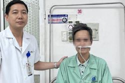 Người đàn ông phải đi cấp cứu sau khi ăn thịt gà