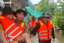 Kịp thời ứng cứu, giúp người dân gặp nạn trong mưa lụt