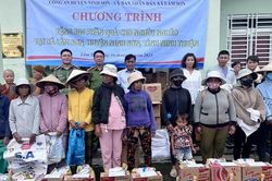 Mang niềm vui đến với đồng bào khó khăn miền nắng gió