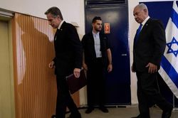 Ngoại trưởng Mỹ Blinken xuống boongke trú ẩn khi báo động không kích ở Tel Aviv