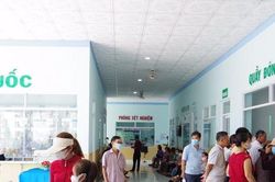 Khám, tư vấn sức khỏe cho gần 400 cán bộ, chiến sĩ và người dân