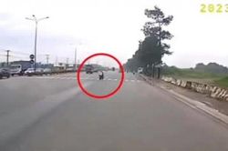 Clip: Ôm cua như tay đua, xe máy chở 2 người bị xe container chèn qua và cái kết may mắn