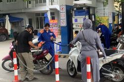 Lùi lịch điều chỉnh giá xăng dầu sang tuần sau