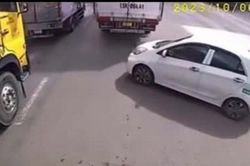 Clip: Luồn lách để 'điền vào chỗ trống', ô tô lĩnh ngay tai họa