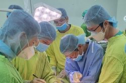 Phối hợp phẫu thuật xuyên đêm cứu sống bệnh nhân rơi ngã vào cọc gỗ