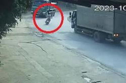 Clip: Nghiêng xe ôm cua như tay đua, tài xế lao xe máy lao vào xe tải 'hổ vồ'