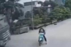 Clip: Đạp chân xuống đường hãm phanh nháo nhào, tài xế xe máy vẫn bị xe tải tông văng