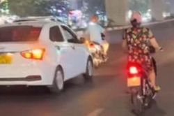 Ngỡ ngàng với cảnh xe máy wave kéo ô tô chạy bon bon trên phố