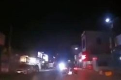 Clip: Hành động vội vàng, ô tô bị xe máy phi thẳng vào đầu