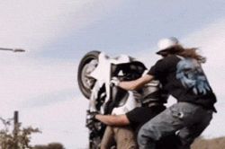 Clip: Lái môtô kẹp đôi bốc đầu, người bắn ra phía trước