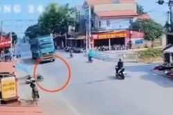 Clip: Gặp xe máy chở 2 người chạy ẩu, lái xe Howo xử lý như phim