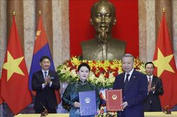 Chủ tịch nước Võ Văn Thưởng và Tổng thống Mông Cổ chứng kiến Lễ ký kết các văn bản hợp tác giữa hai nước