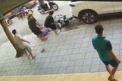 Clip: Tài xế nằm gục vì phóng xe máy vào đuôi ô tô như tự sát, người dân vội tới cứu giúp