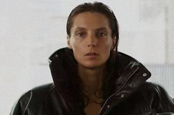 Phoebe Philo ra mắt bộ sưu tập đầu tay 2 màu trắng đen đẹp thanh lịch