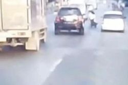 Clip: Tông nữ tài xế xe lái máy tạt đầu, ô tô gặp ngay tai họa từ xe tải