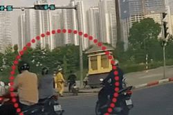 Clip: Lái xe máy 'thông chốt', tông ngã cả CSGT