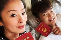 Lấy chồng kém 21 tuổi, cặp đôi bị hiểu lầm là mẹ con