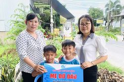 'Mẹ đỡ đầu' hỗ trợ trẻ em mồ côi ổn định đời sống