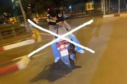Truy rõ thiếu niên ở Hà Nội dùng xe máy chở bạn gái theo tư thế 'mặt đối mặt'