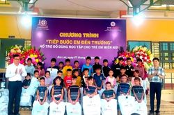 Tặng 253 suất quà cho học sinh Trường Tiểu học Kim Đồng