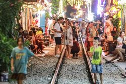 Khách lại nườm nượp tìm đến cafe đường tàu gây mất an toàn