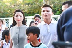 Đi ăn cưới Đoàn Văn Hậu, bạn gái Quang Hải có 'giao diện' lạ