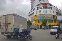 Clip: Xe tải tạt đầu, gây họa cho tài xế xe máy điện rồi chạy 'mất hút'