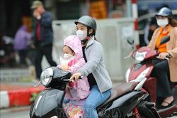 Trời lạnh đột ngột, giữ gìn như thế nào để trẻ không bị cảm lạnh, viêm phổi?