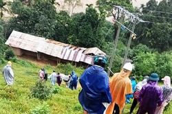 Dùng võng khiêng bệnh nhân gần 30km để cấp cứu