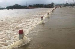 Bình Định: Cứu 2 thanh niên bị nước lũ cuốn trôi khi đi xe máy qua tràn