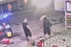Clip: Phóng xe máy như tên lửa phi vào đầu ô tô, tài xế gặp họa lớn