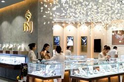 PNJ báo lãi tăng gần 32% trong tháng cao điểm của ngành bán lẻ