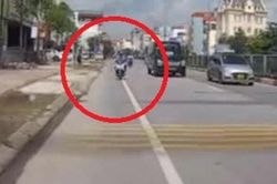 Clip: Phi xe máy vào đuôi ô tô, tài xế gặp nạn nhớ đời