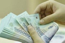 Lãi suất thấp kỷ lục, người dân vẫn ''ôm' hàng chục nghìn tỷ gửi tiết kiệm