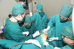 Hà Nội: Thanh sắt dài 40cm xuyên thủng vùng bẹn bên phải người đàn ông