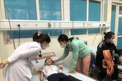 20 học sinh nghi ngộ độc thực phẩm vì ăn đồ lạ ở cổng trường