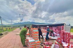 Xe tải nổ lốp, hàng nghìn thùng bia đổ giữa đường, công an hỗ trợ 'giải cứu'